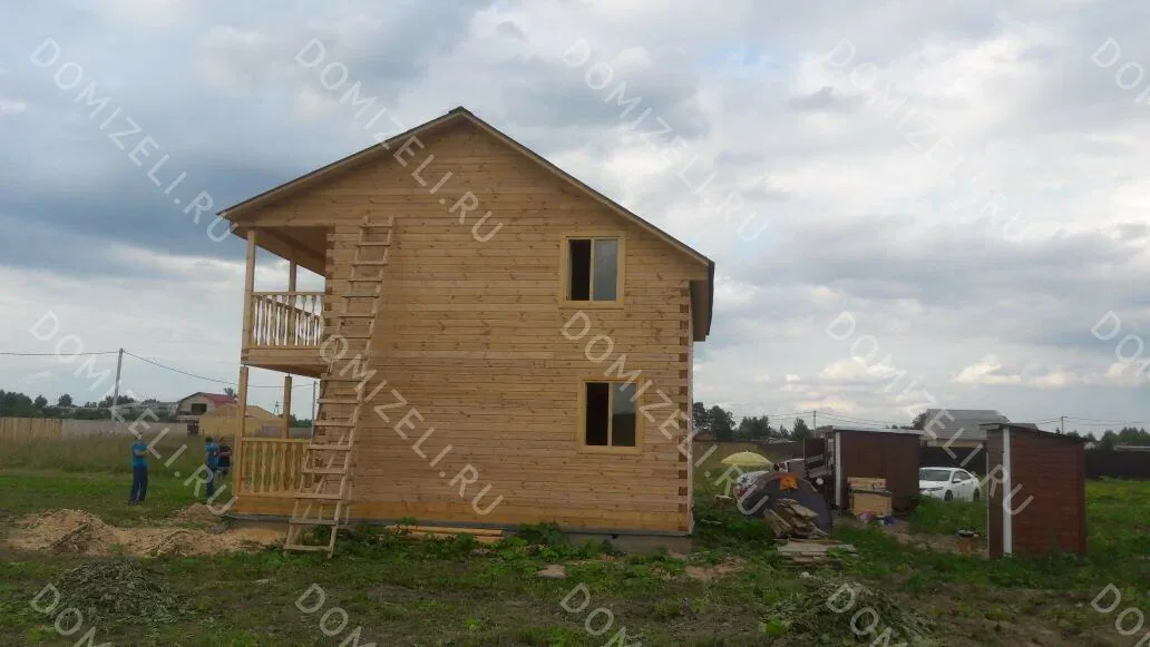 Дом из бруса 8×9 с двумя балконами