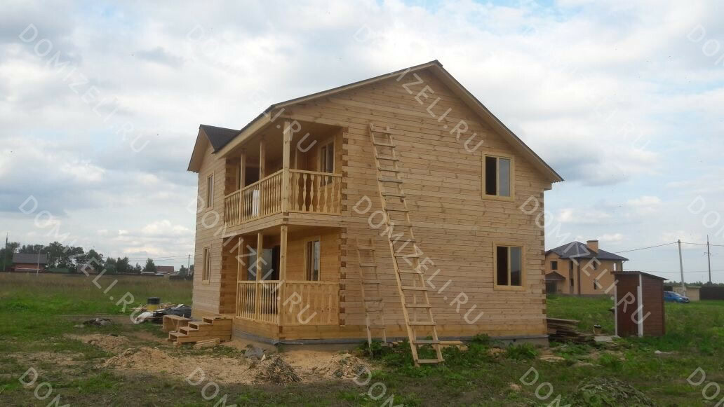 Дом из бруса 8×9 с двумя балконами